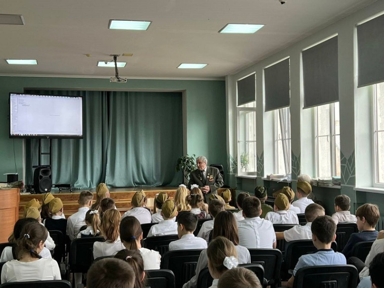 Встреча учащихся с калининградским писателем, жителем блокадного Ленинграда Германом Петровичем Бич.